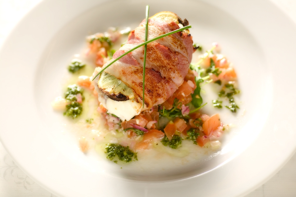 Baconsvøbt ørred med tomatsalsa