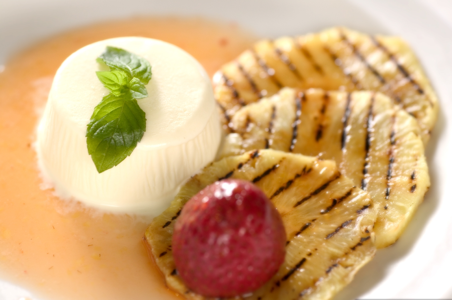 Hvid chokoladeis med pandegrillet ananas