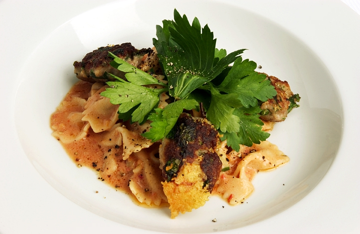 Italienske frikadeller med flødetomatsauce og pasta