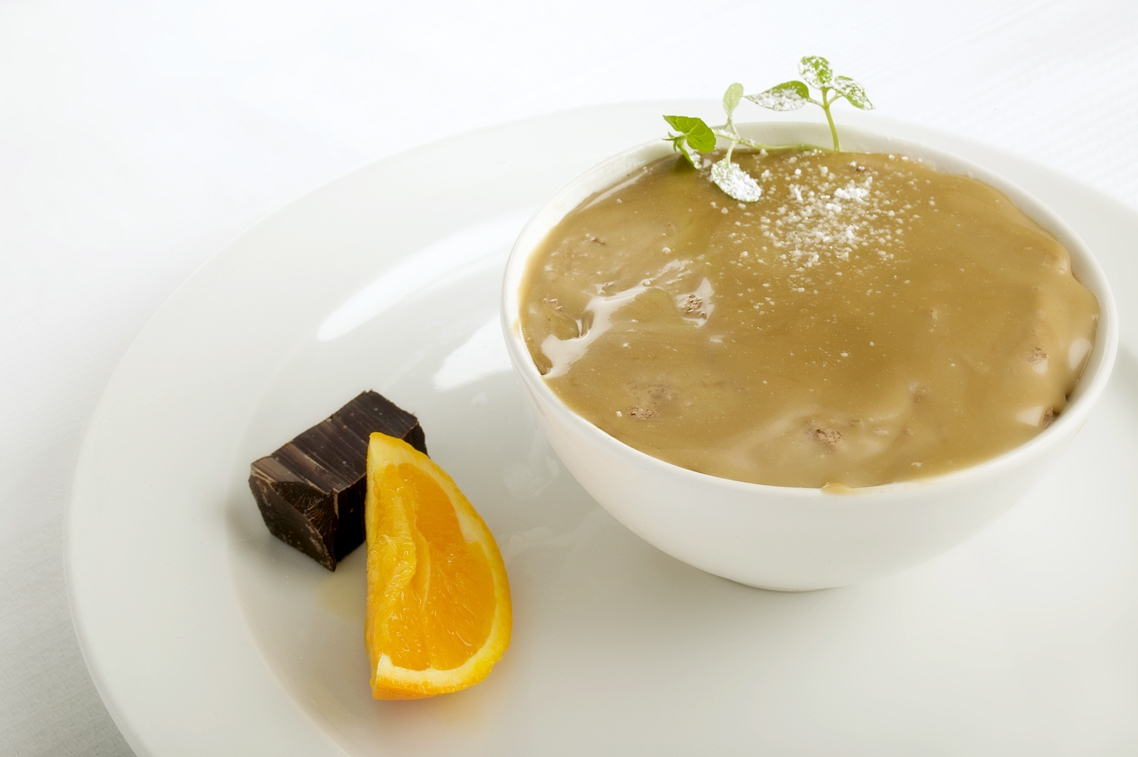 Chokoladeparfait med varm muscovado-karamelsauce