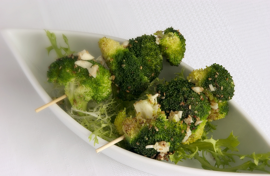 Broccolispyd med hvidløgssauce