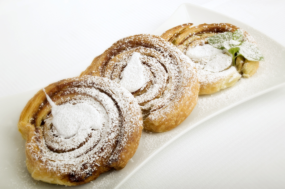 Kanelsnegle med brun farin