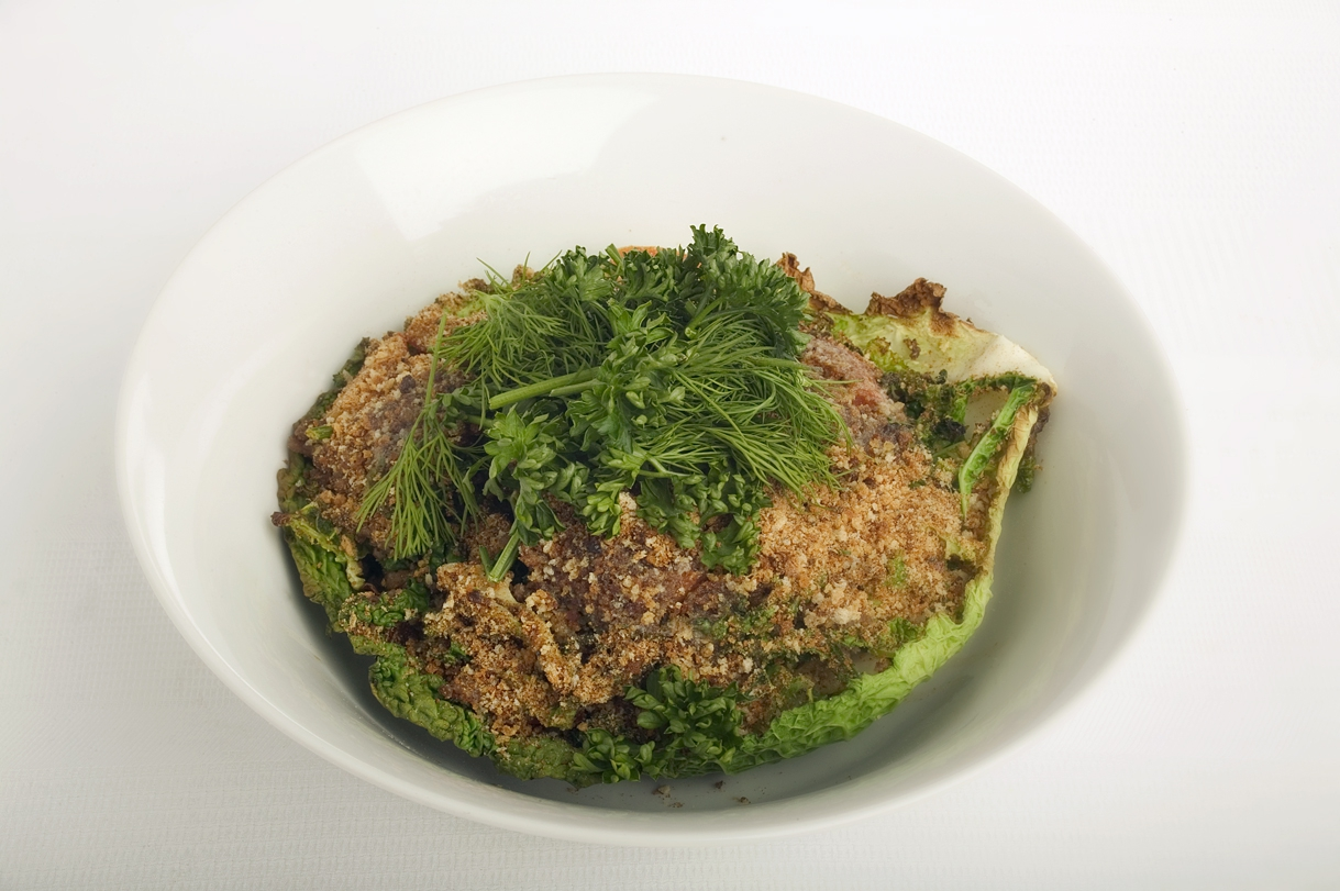 Fyldt kål med oksekød, squash og urter