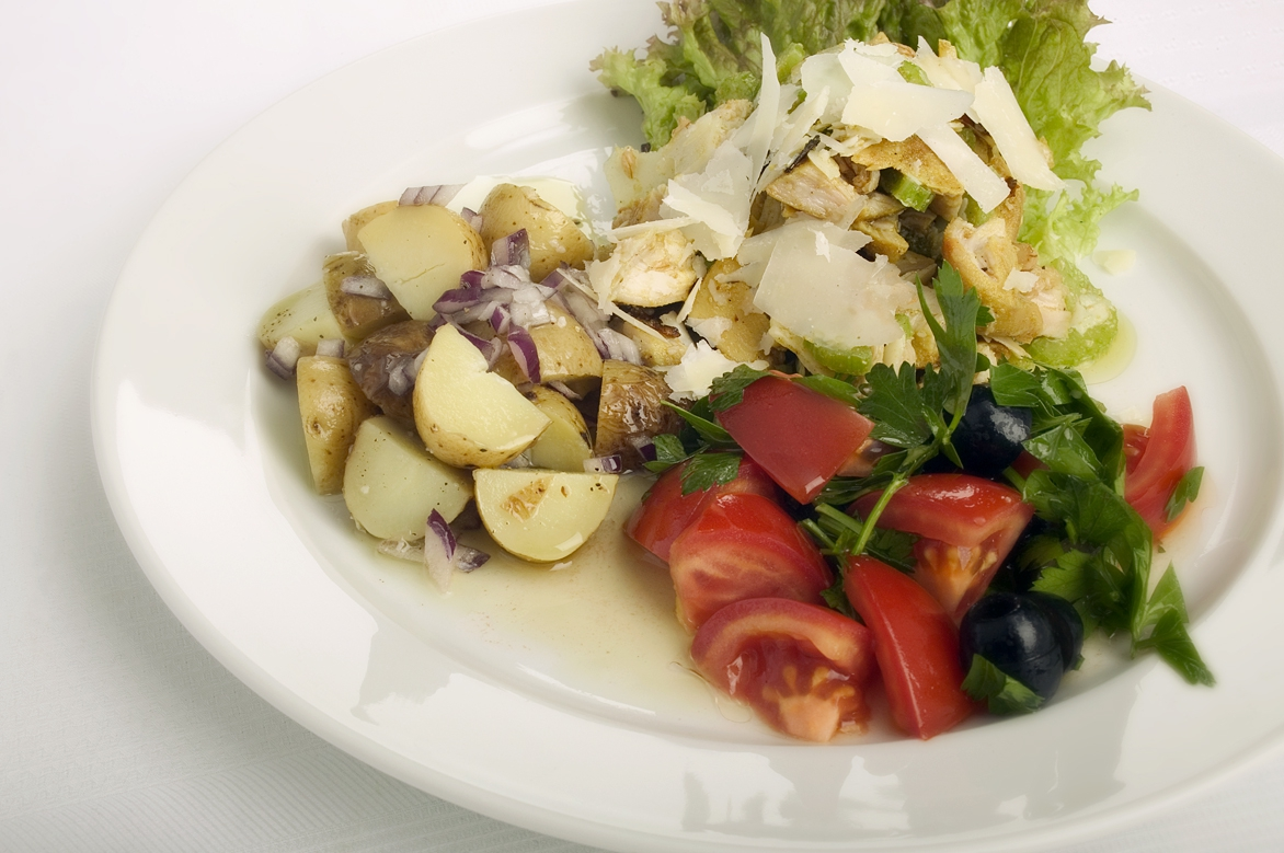 Kyllingesalat med kartofler, tomater og oliven