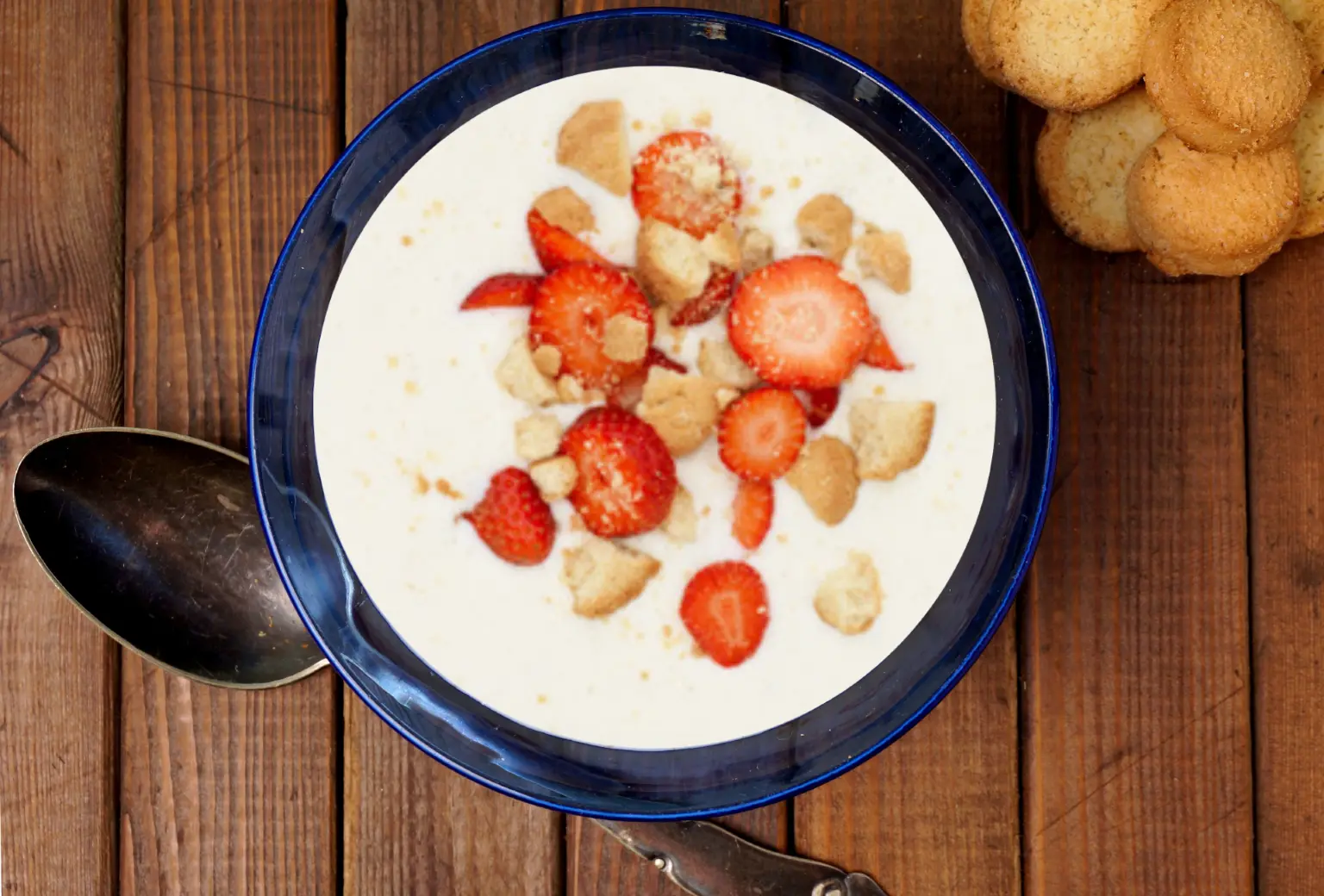 Koldskål med hyldeblomst og jordbær