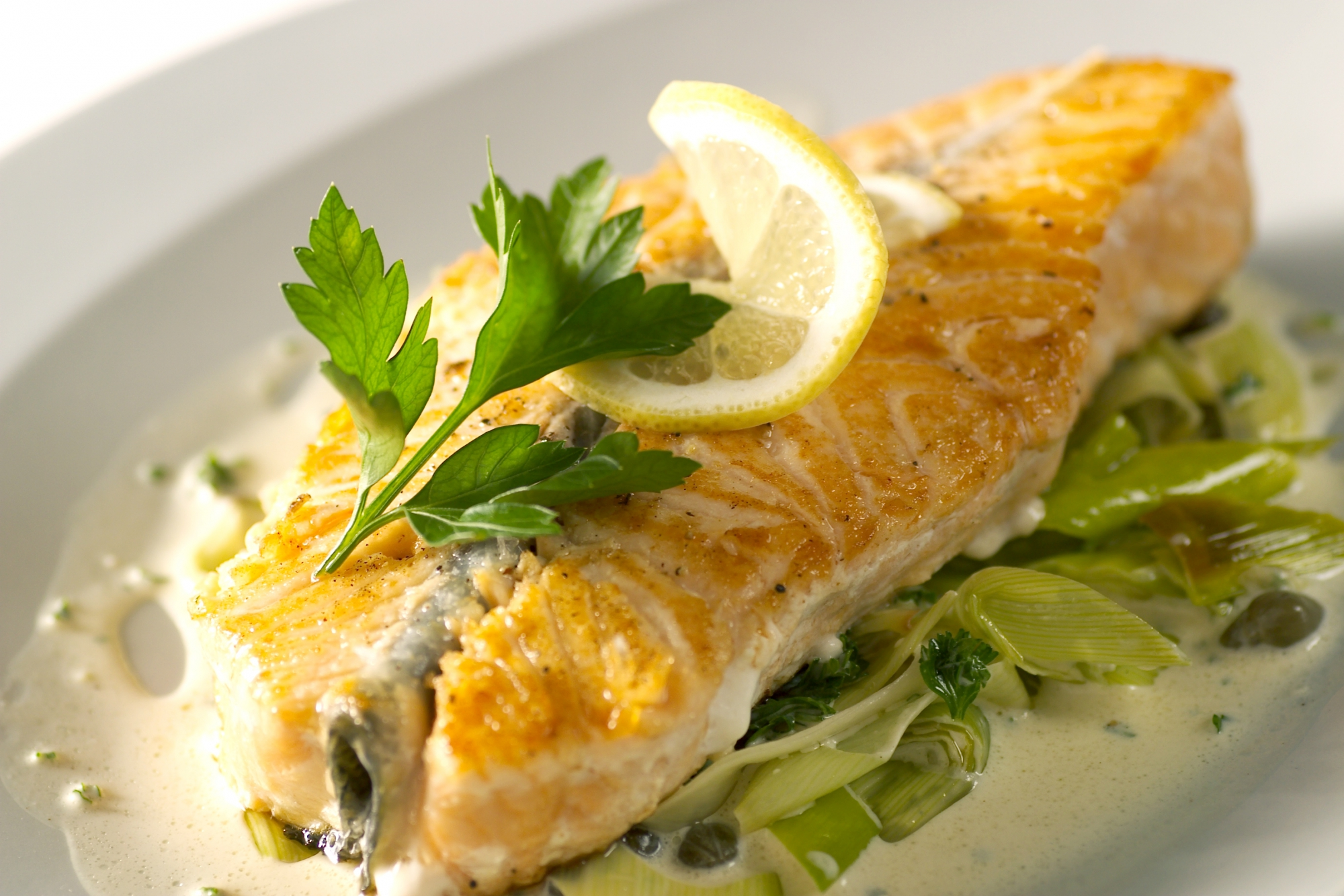 Laks med porre- og kaperssauce