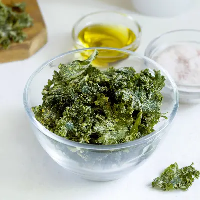 Stegt grønkål vendt i sesamfrø