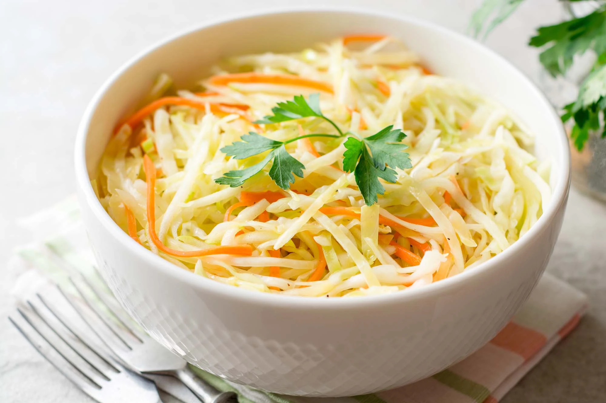 Varm spidskålsalat med stegte gulerødder