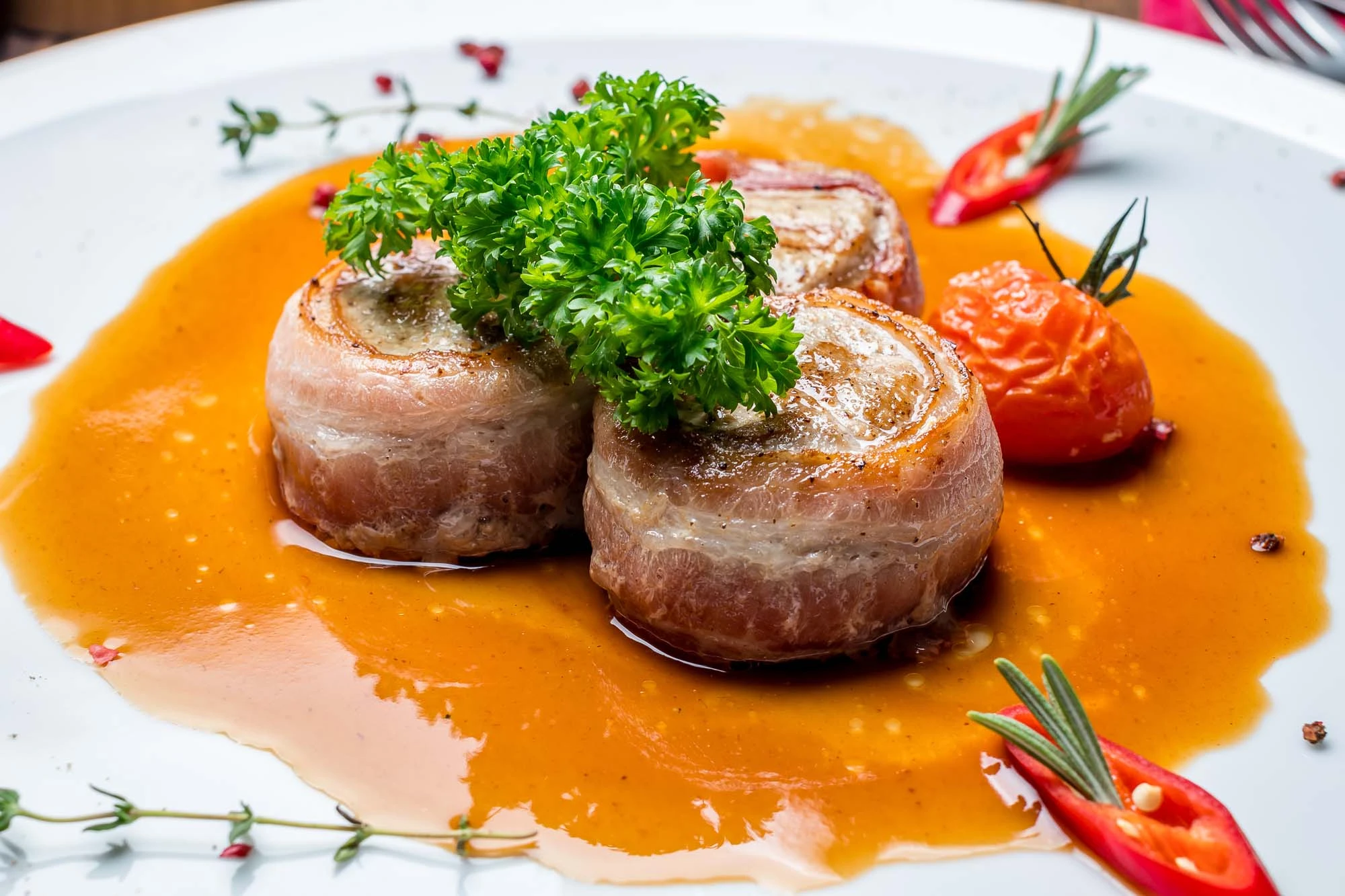 Baconbøf i tomat  og fløde
