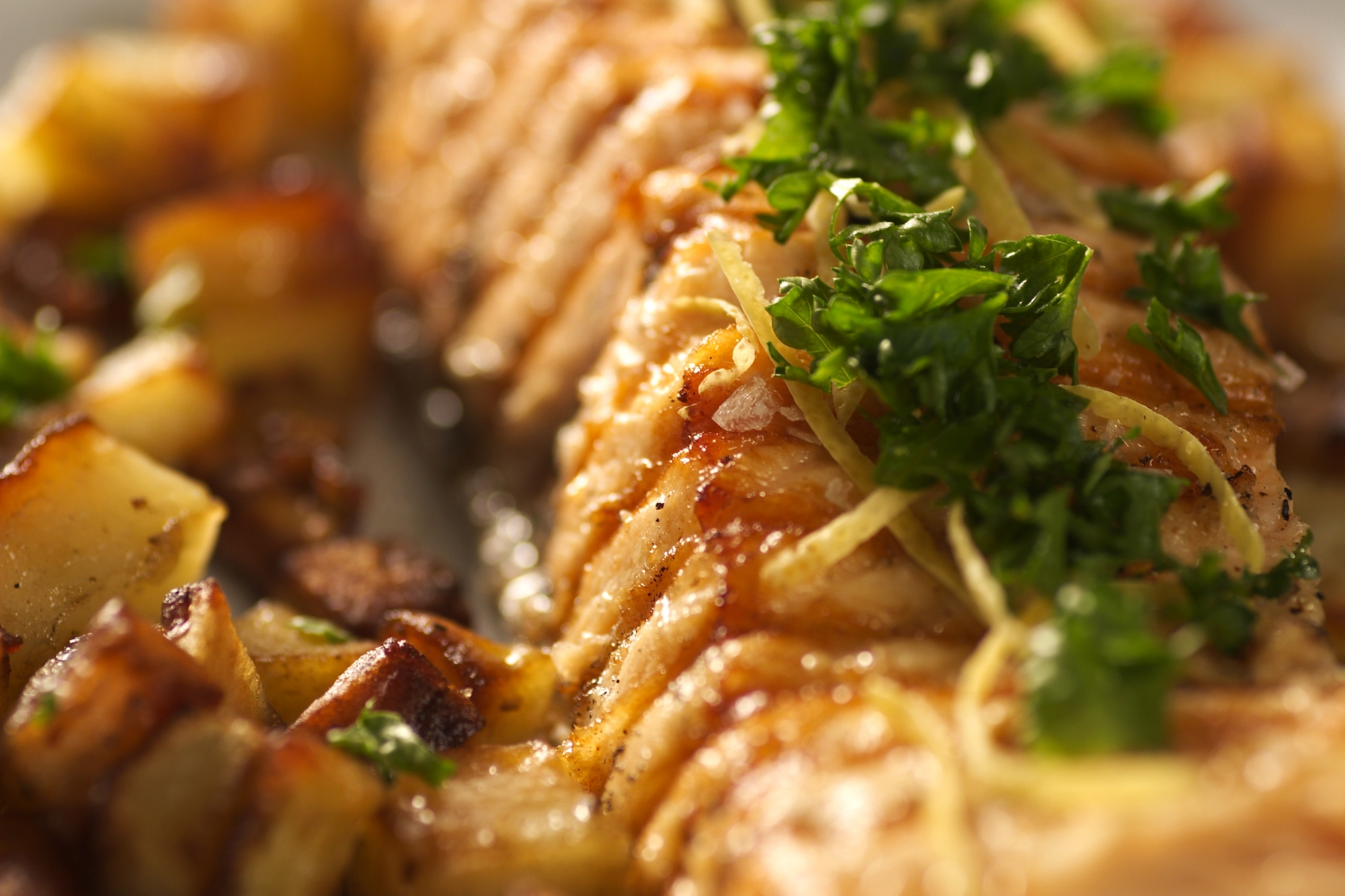 Grillet laks med råstegte kartofler