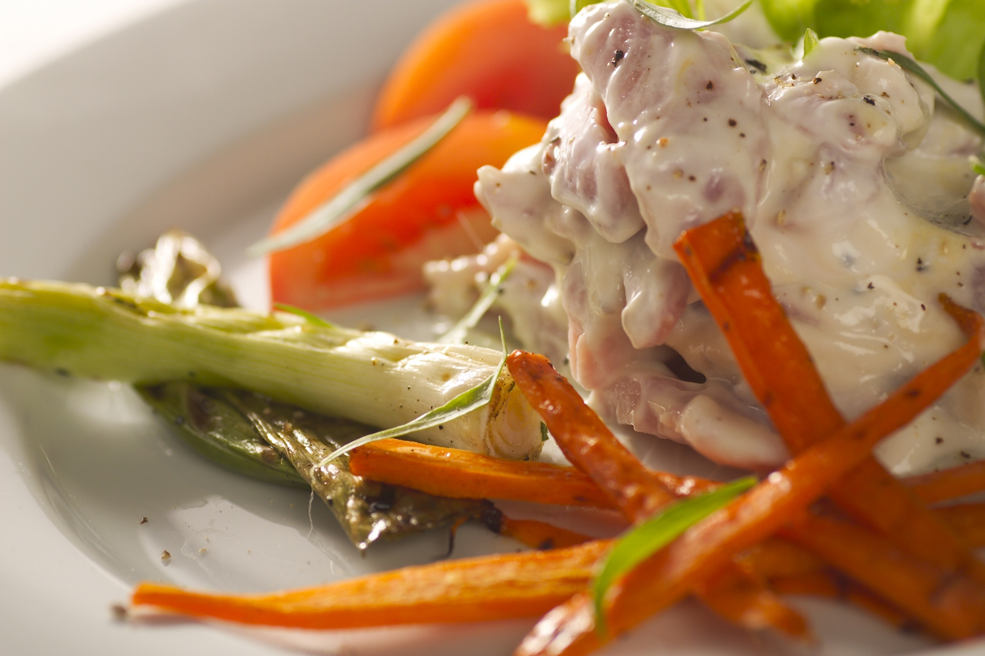 Sommersalat med skinkesauce