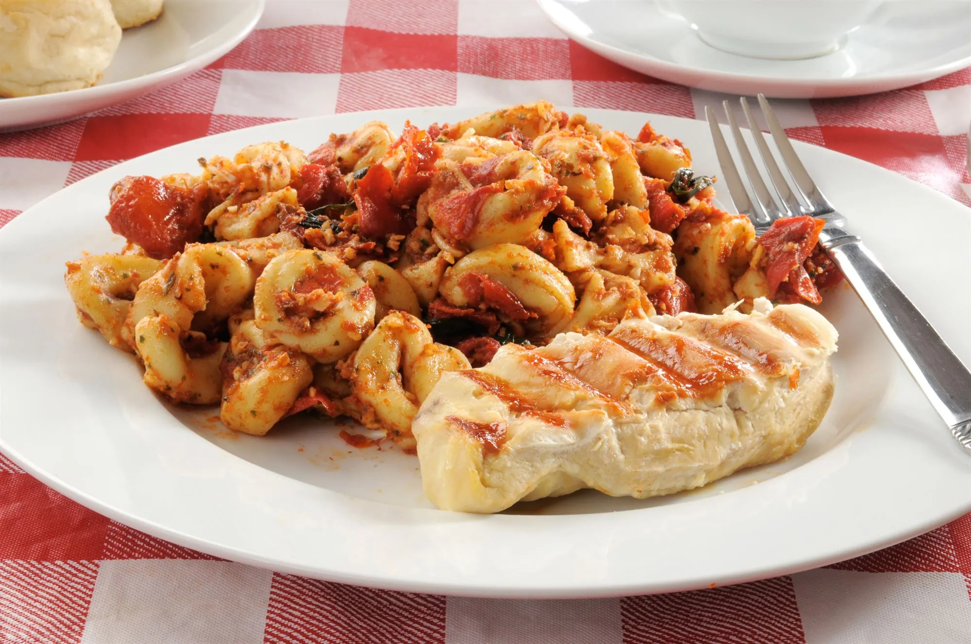 Pastasalat med tomatpesto og kyllingebryst