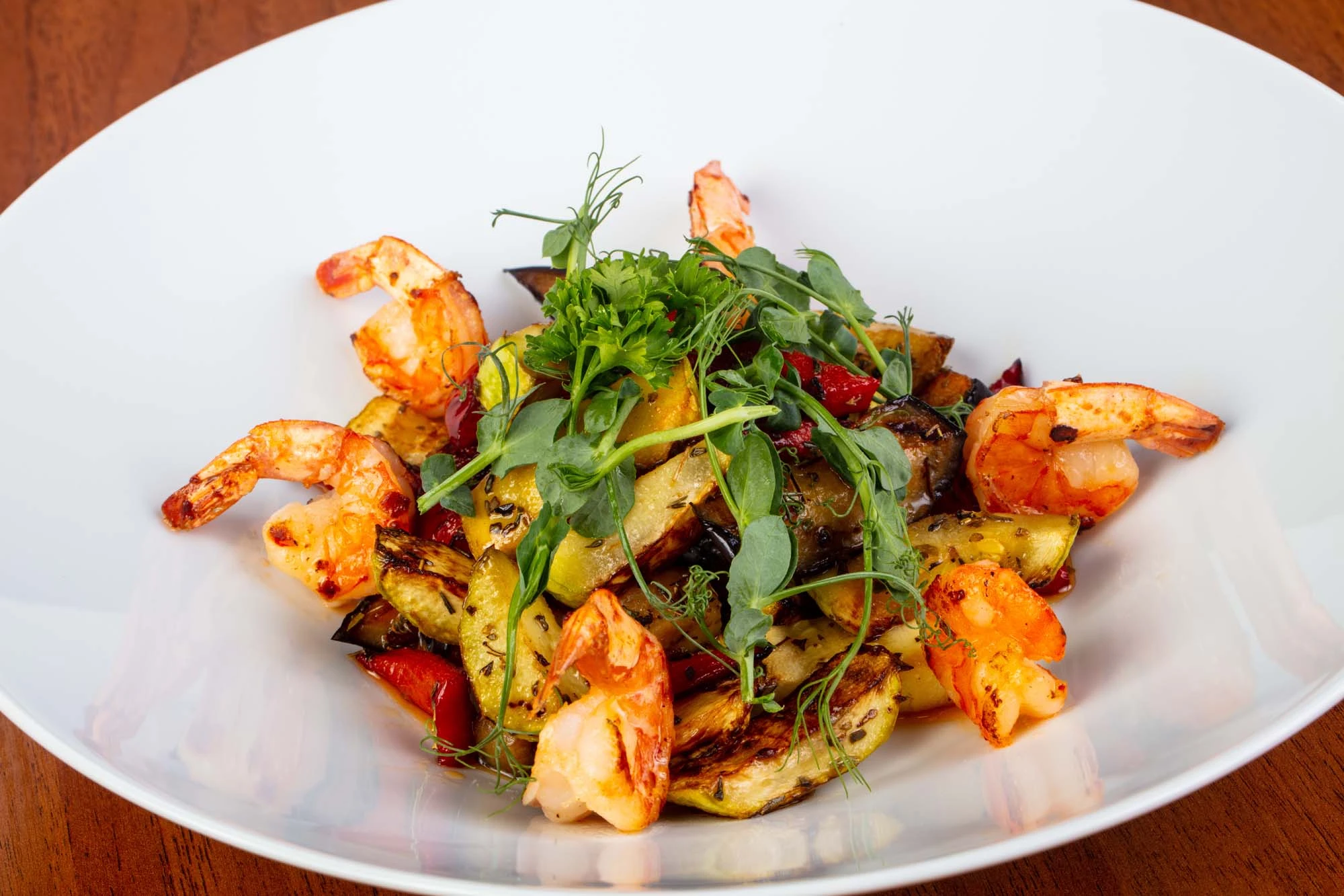 Salat med grillede tigerrejer, chili og citrongræs