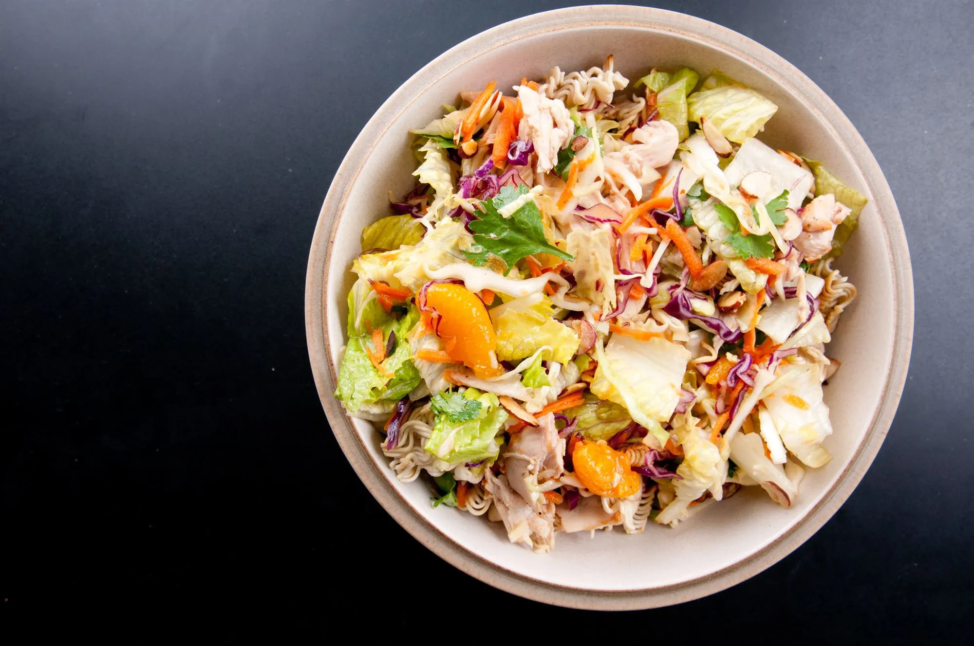 Salat med pinjekerner og kylling