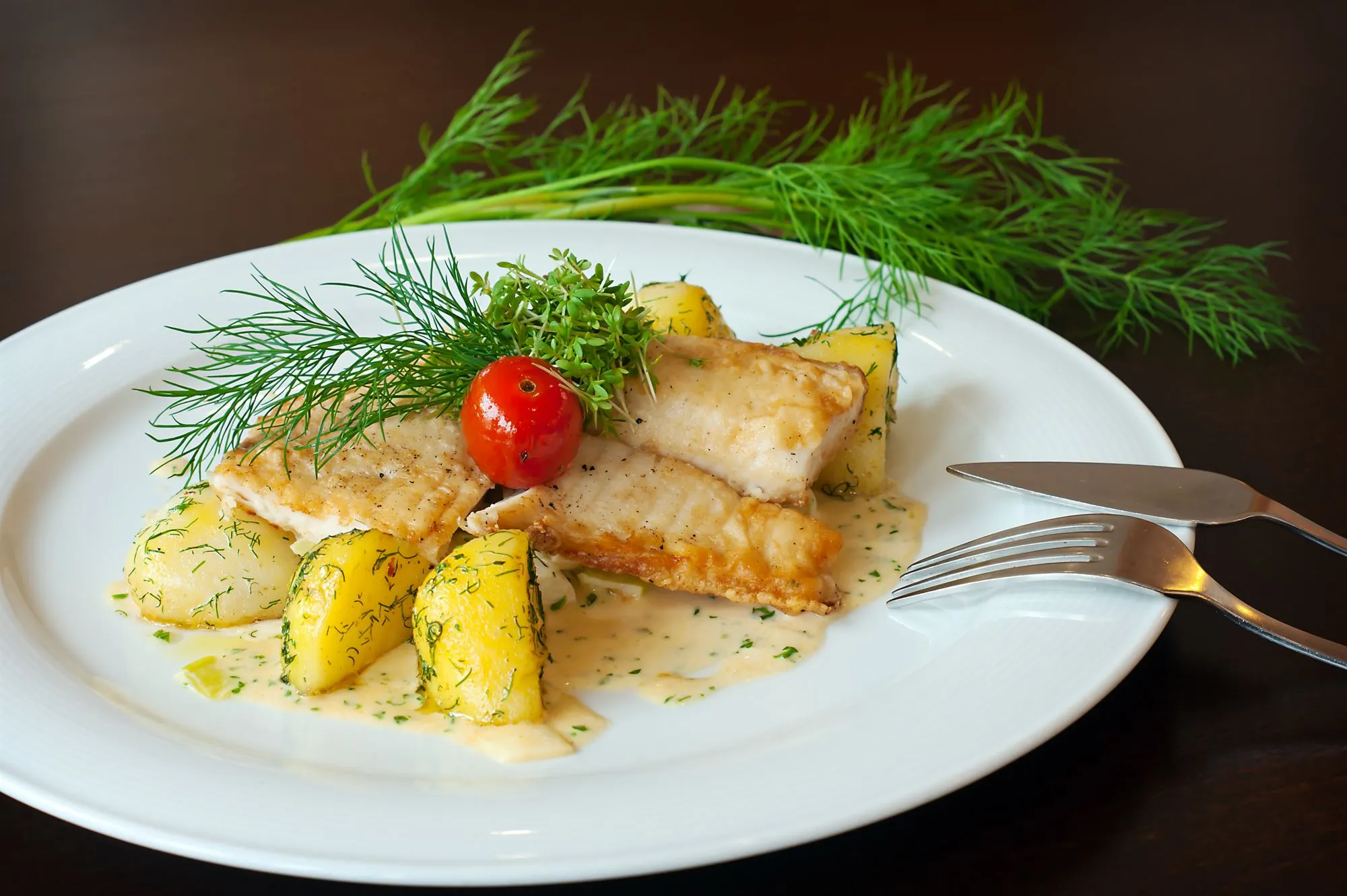 Stegt ål med opbagt sovs og kartofler