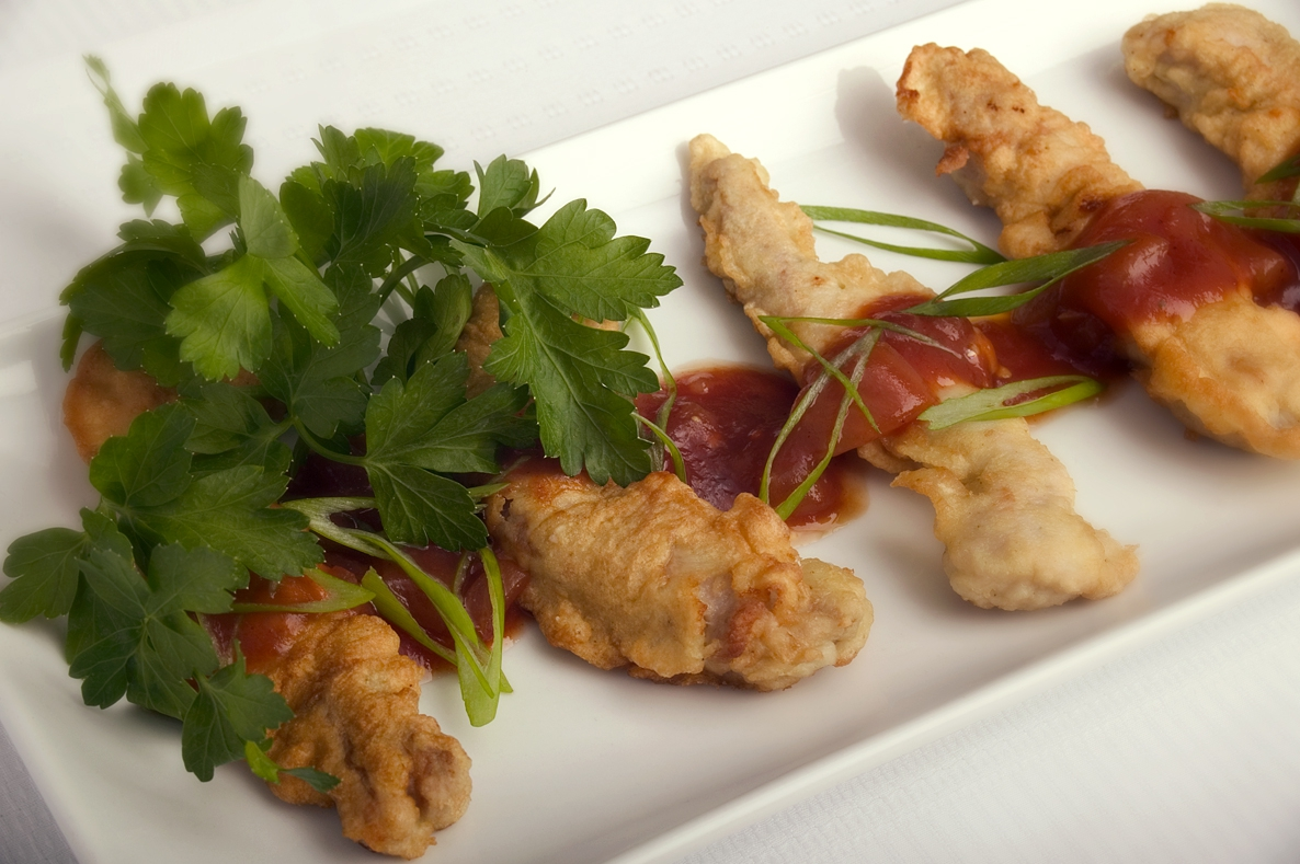 Sprødstegt svinekød med sursød sauce