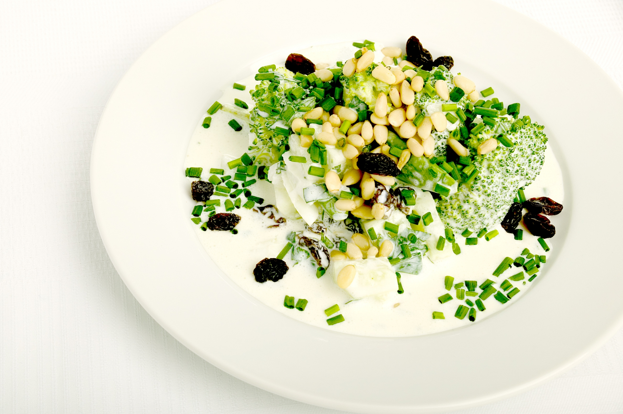 Broccolisalat med bacon og pinjekerner