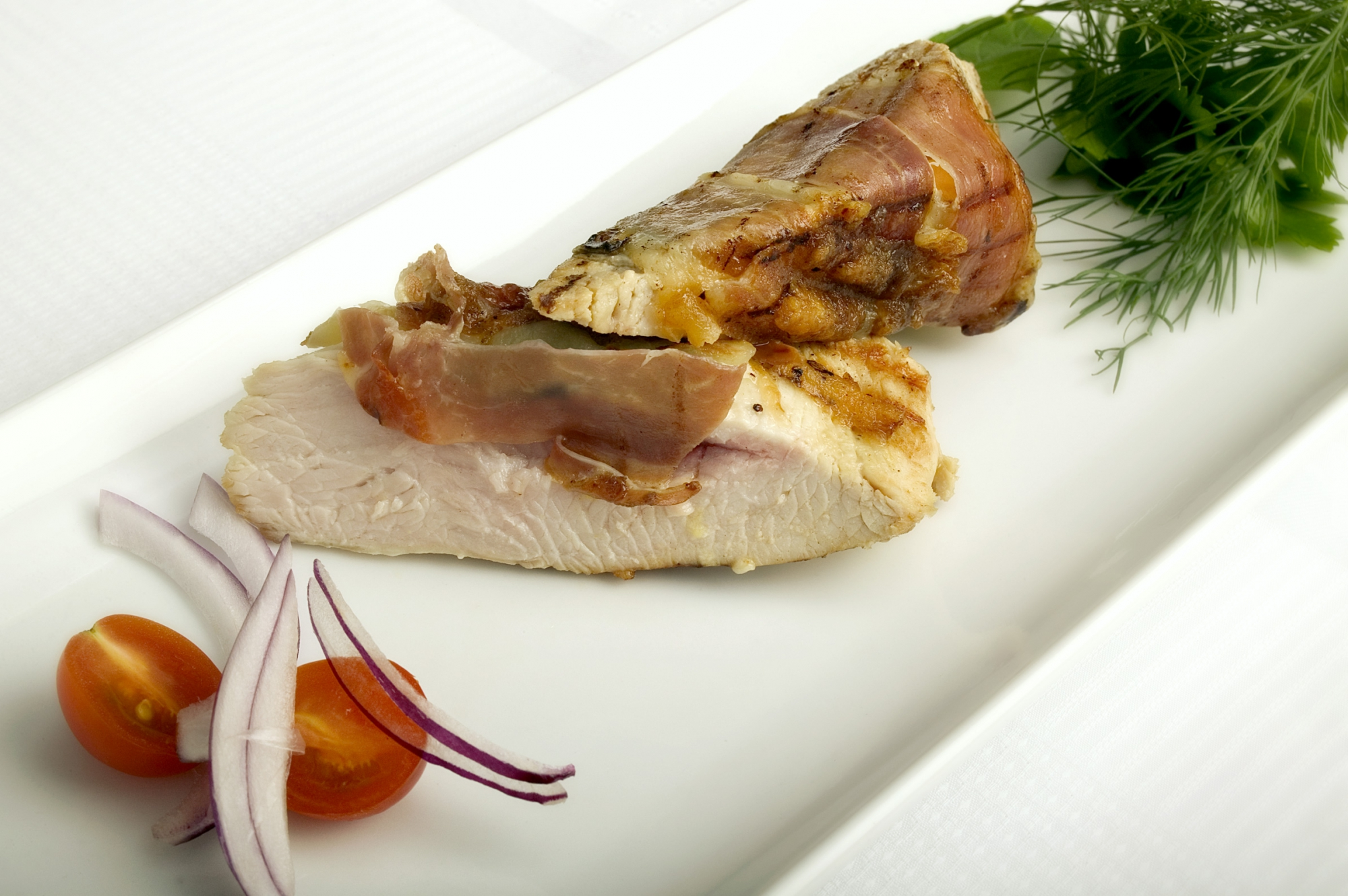 Grillet kyllingebryst med parmaskinke og basilikum