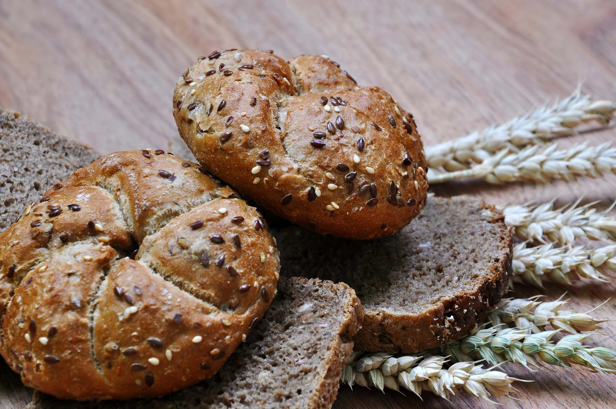 Femkornsboller med rosiner, æbler og kanel