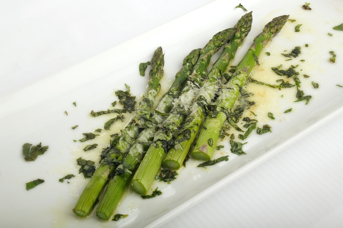 Asparges med parmesansmør