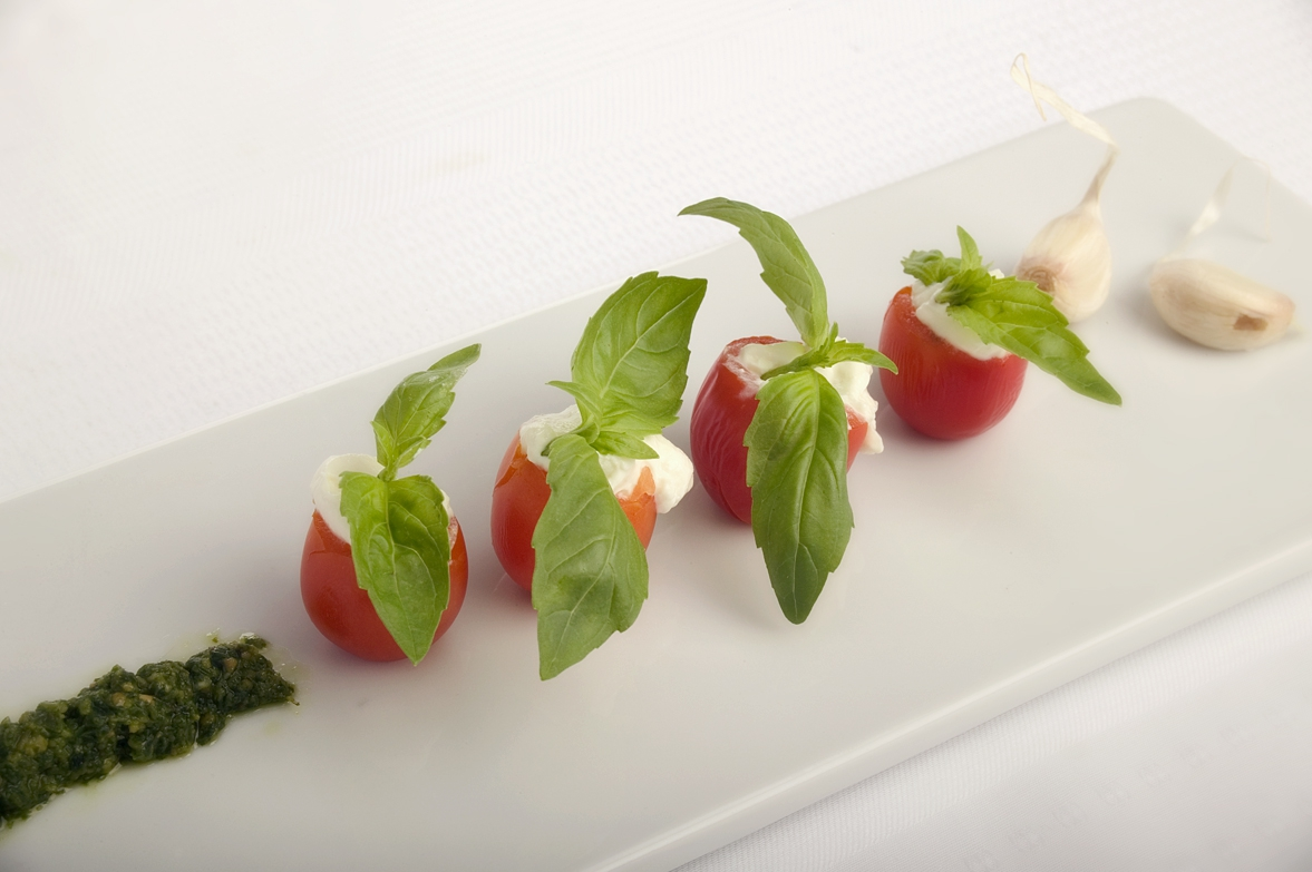 Cherrytomater med ristet hvidløgsfyld