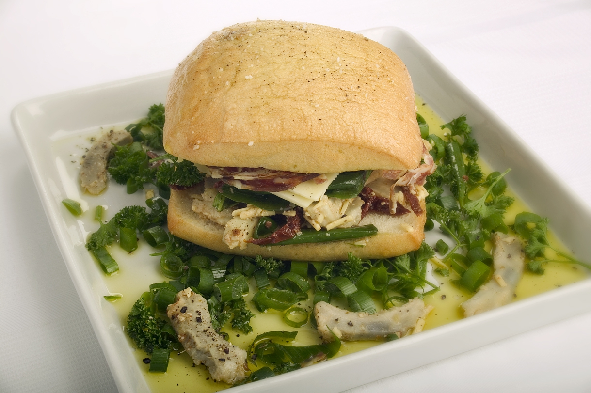 Foccacia med artiskok, frisk mozzarella og salami