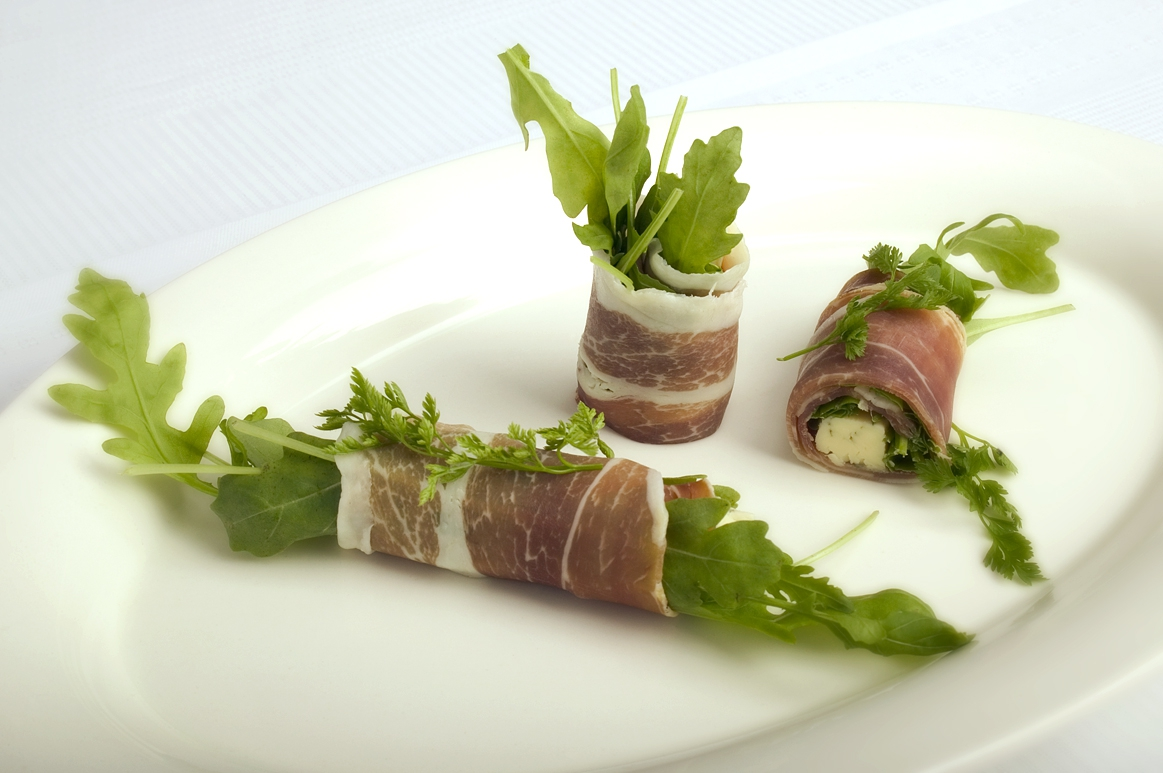 Parmaskinkeruller med gorgonzola og rucola