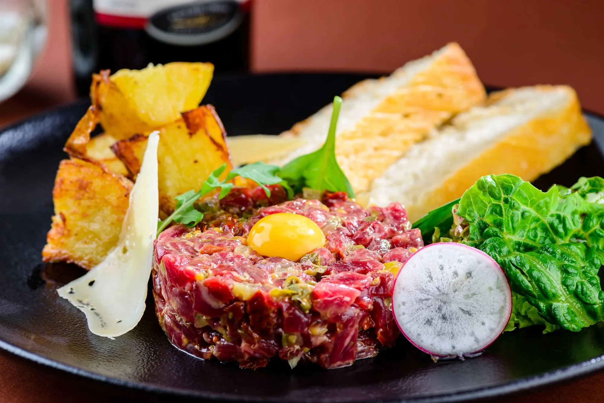 Rørt tatar med råstegte kartofler og salat