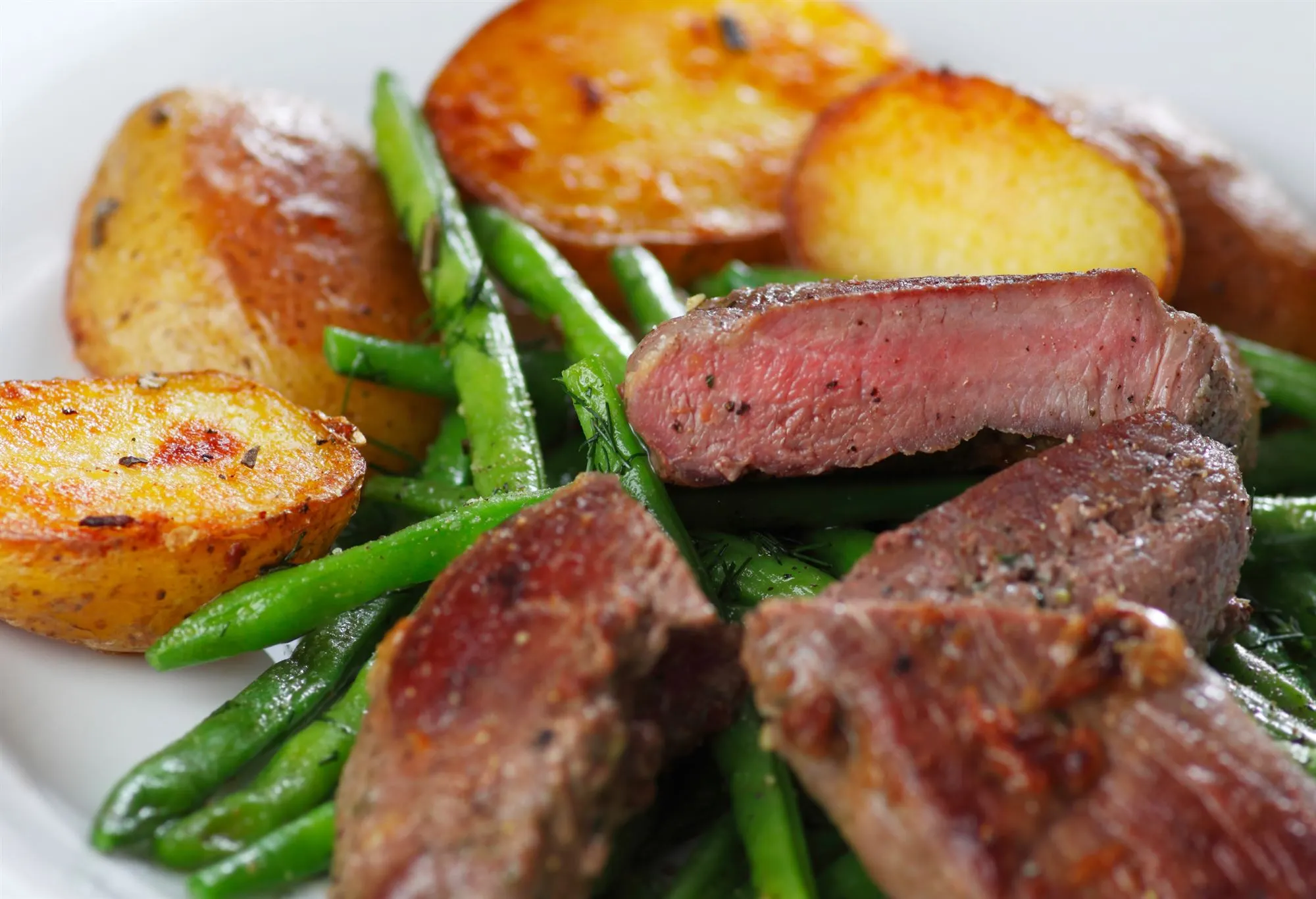 Grillet lammekølle med salat af kartofler, bønner og champignon