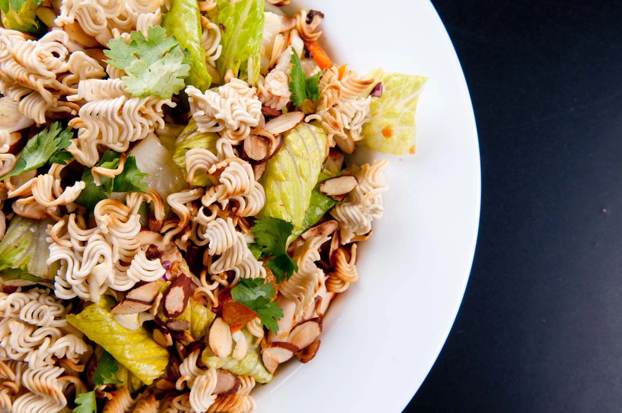 Nudelsalat med tang, ingefær og glaserede mandler