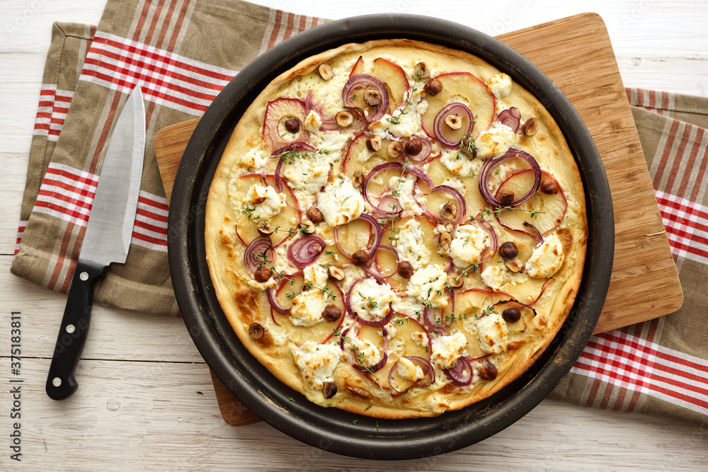 Hvid pizza med karamelliserede løg og æble
