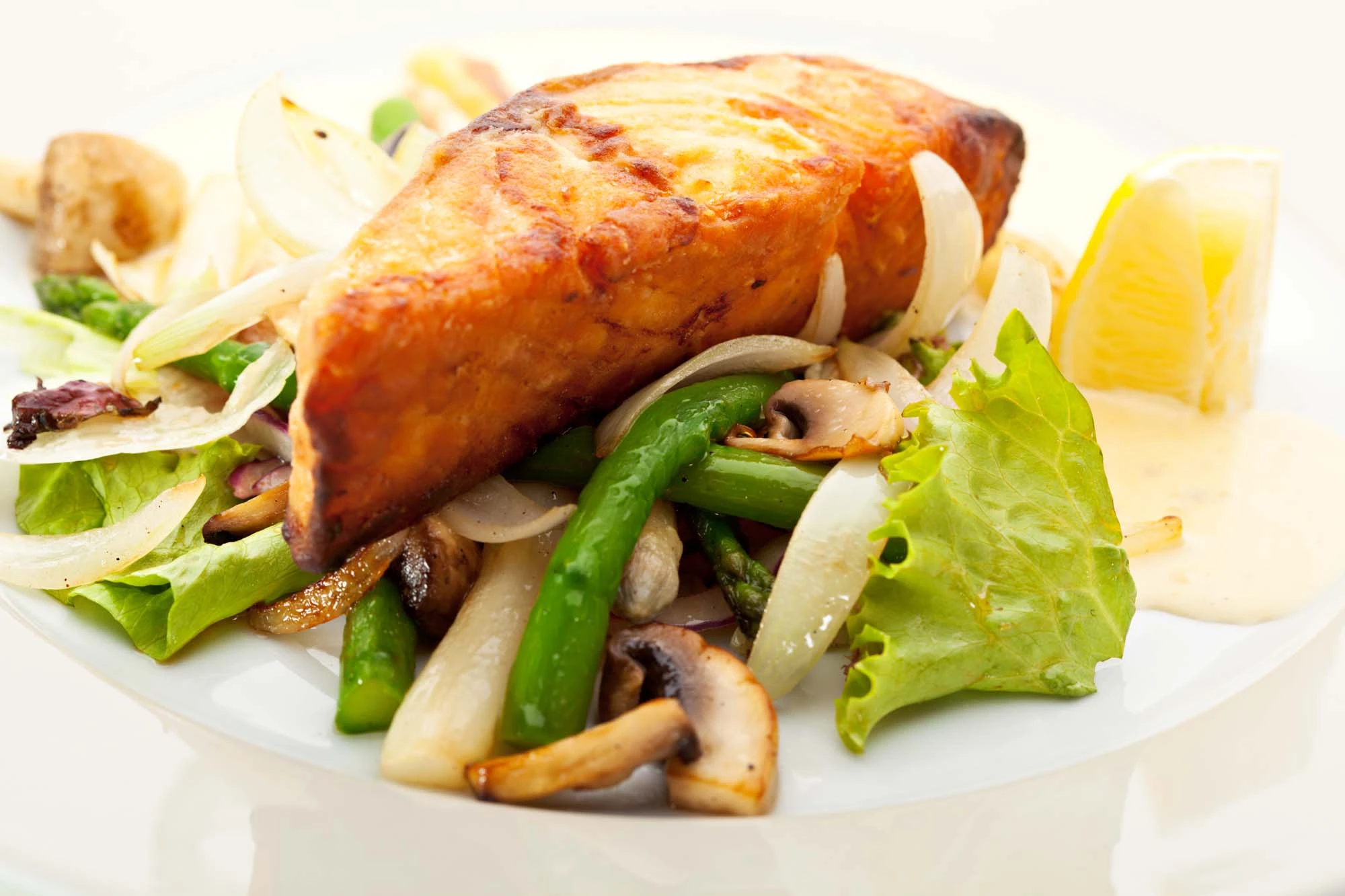 Ovnbagt laks med grøntsager