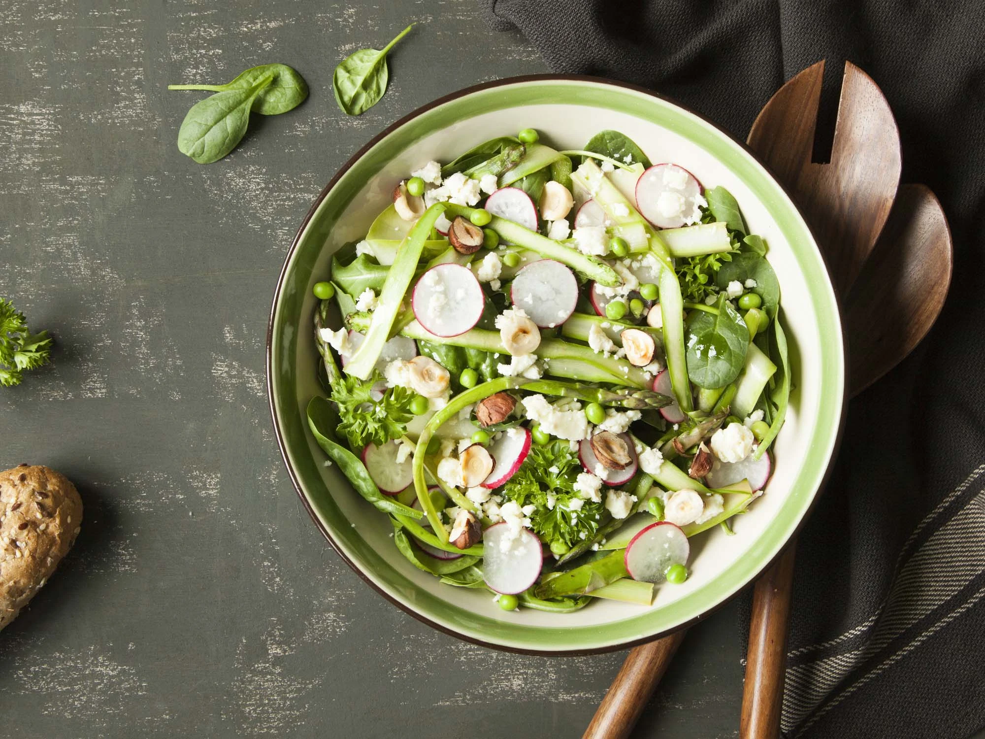 Salat med Asparges, edamamebønner, radiser og tomater