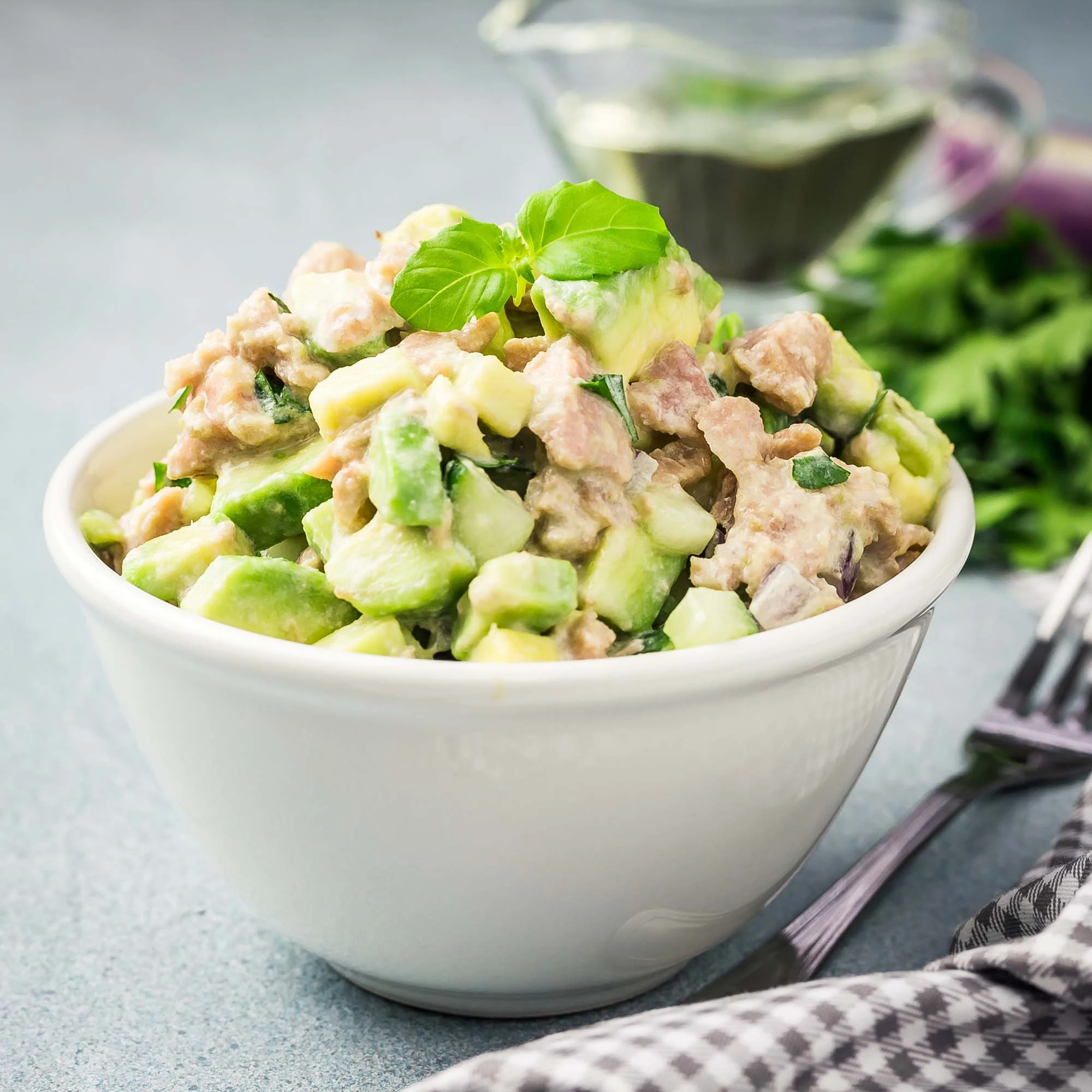 Avocado med tun og rødløg