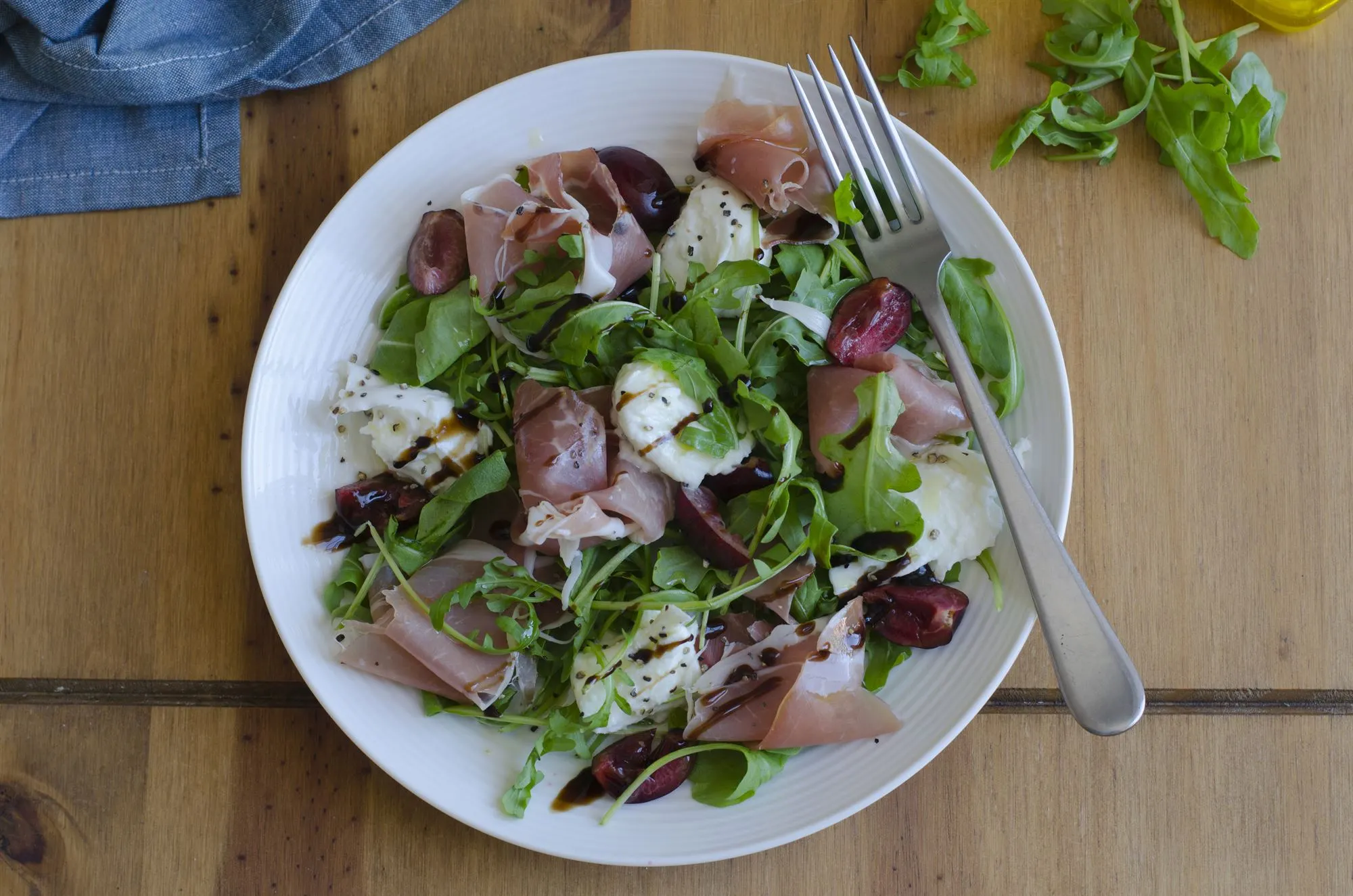 Salat med gedeost og parmaskinke