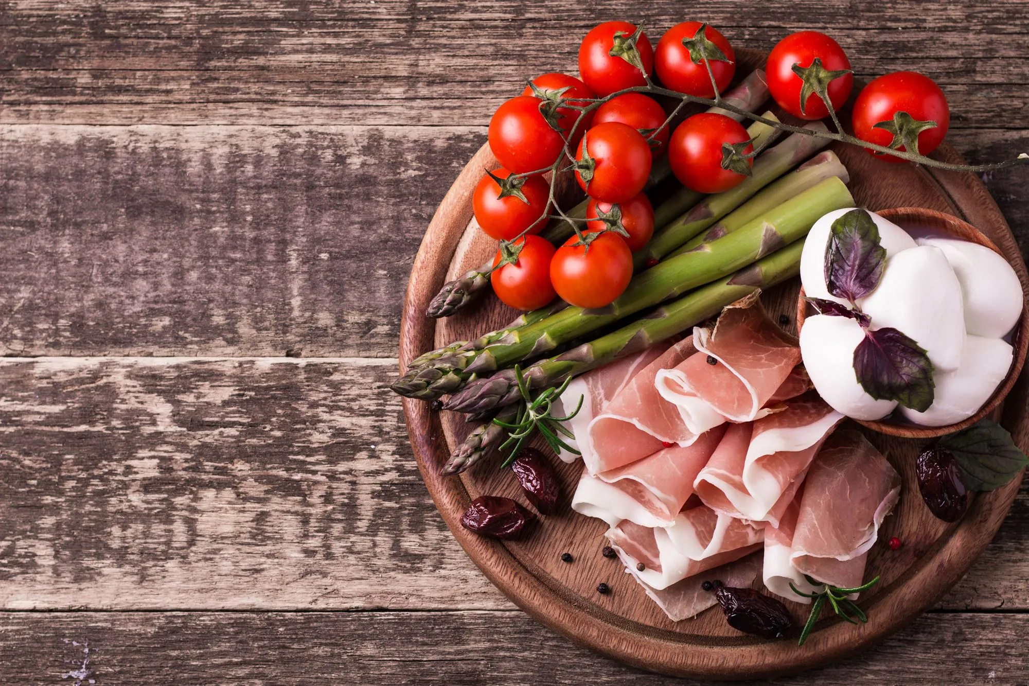 Salat med bagt parmaskinke og asparges