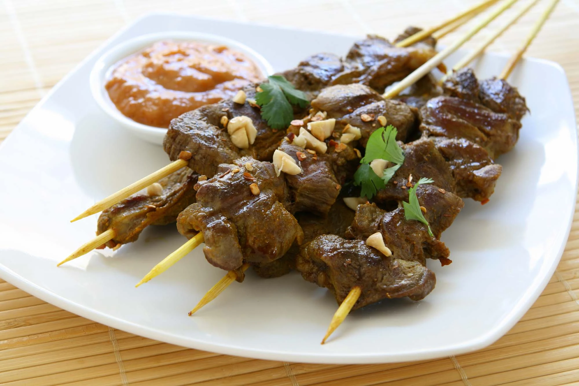 Satayspyd af oksefilet og andebryst med dip og knas