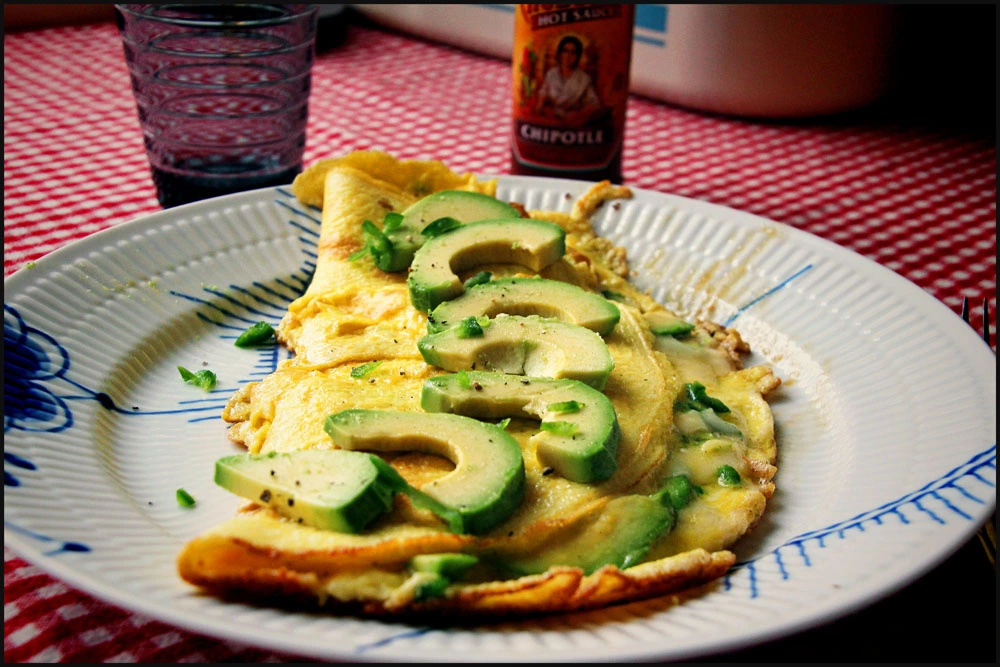 Omelet med avocado, chili og parmesan