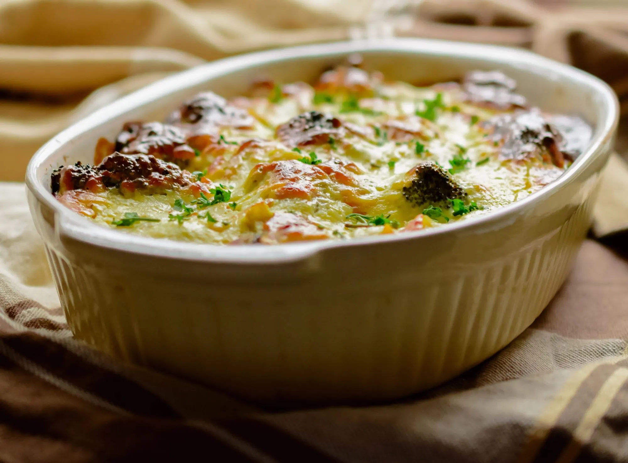 Broccoligratin med tomatsalat