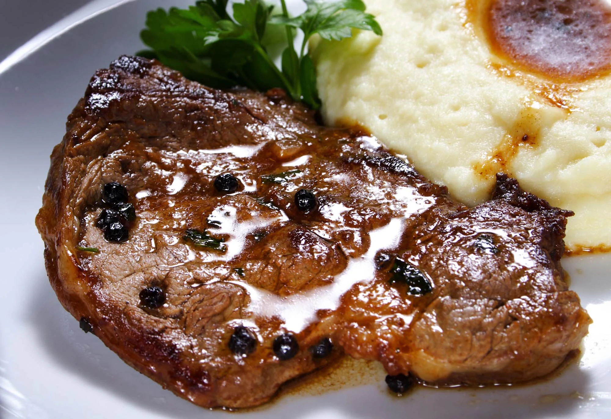 Entrecotes med ovnkartofler og salat