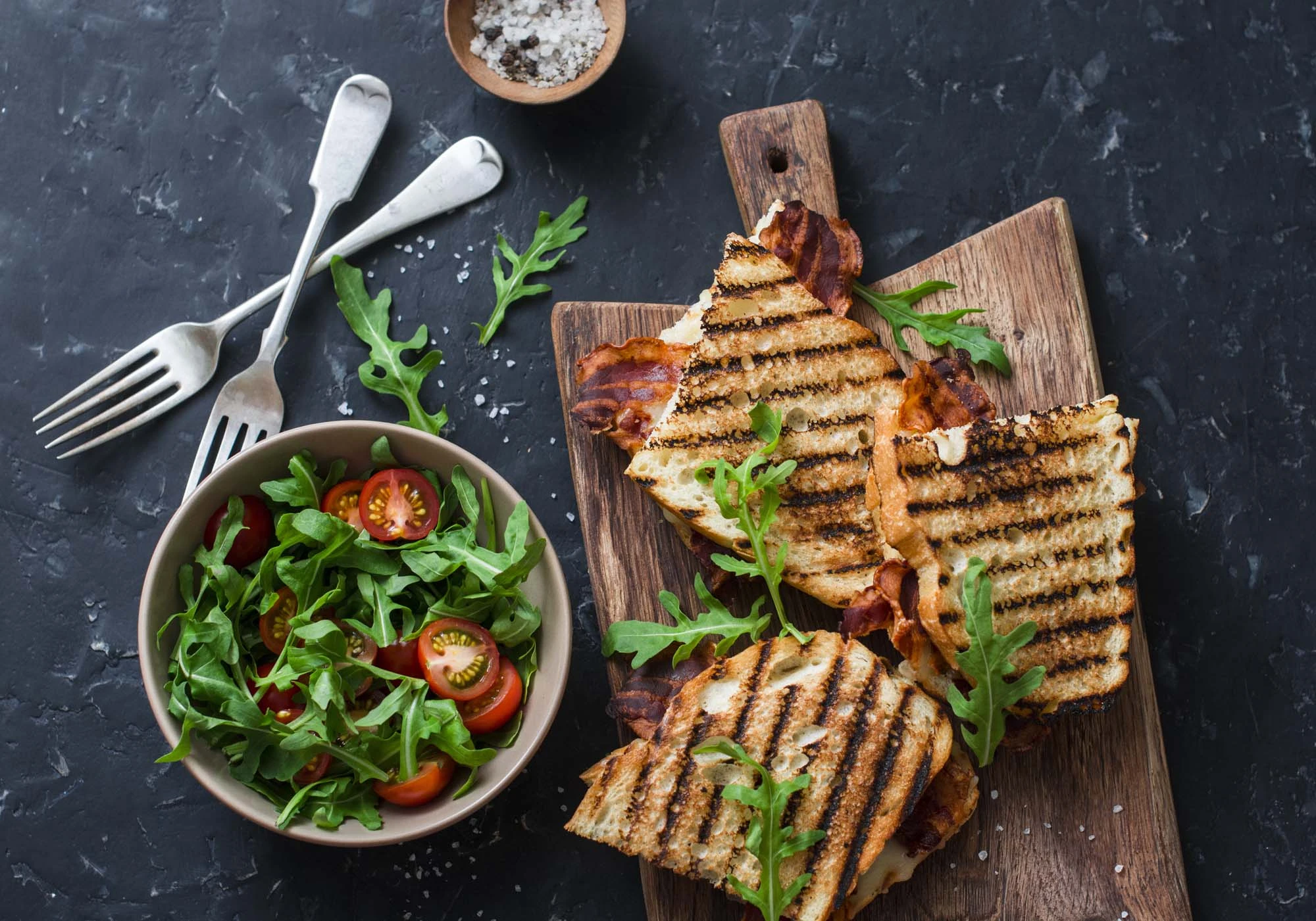 Bacon, mælkebøtte og tomat sandwich