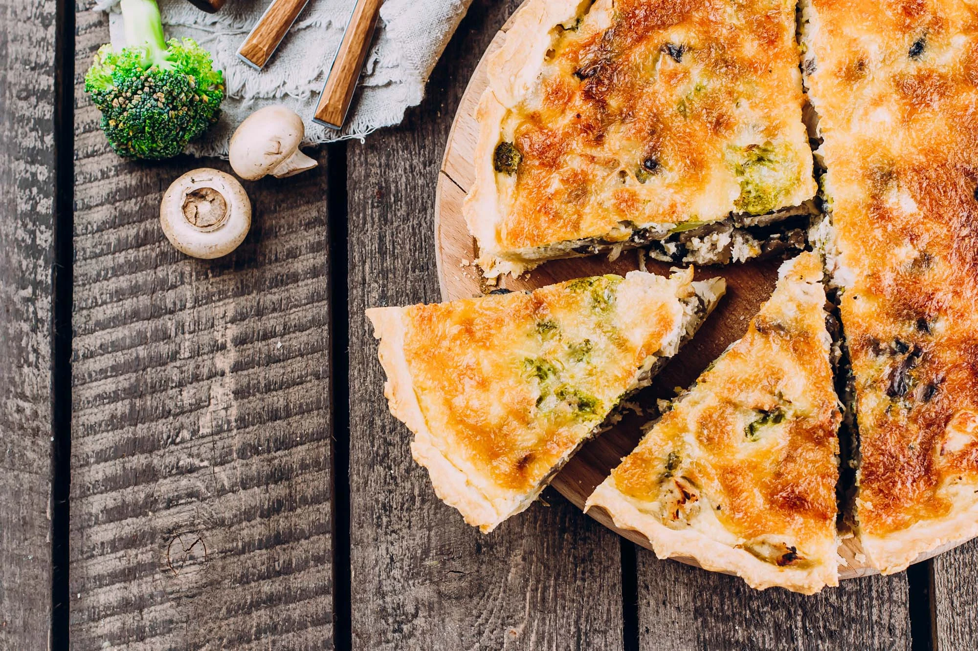 Champignon-broccolitærte med skinke