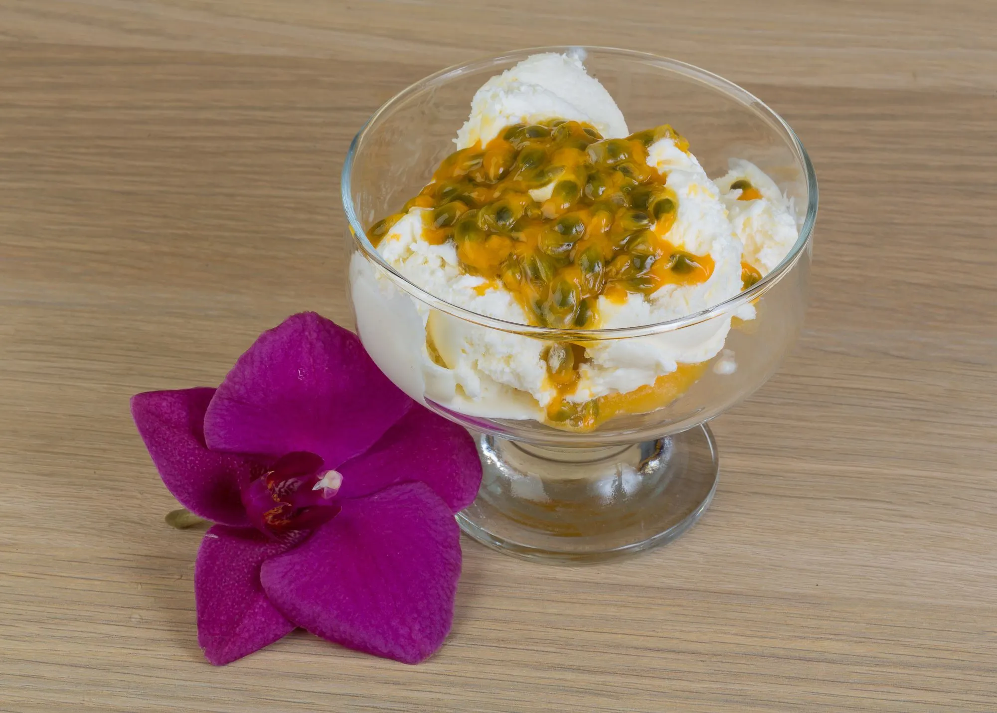 Artusiis med passionfrugtcoulis