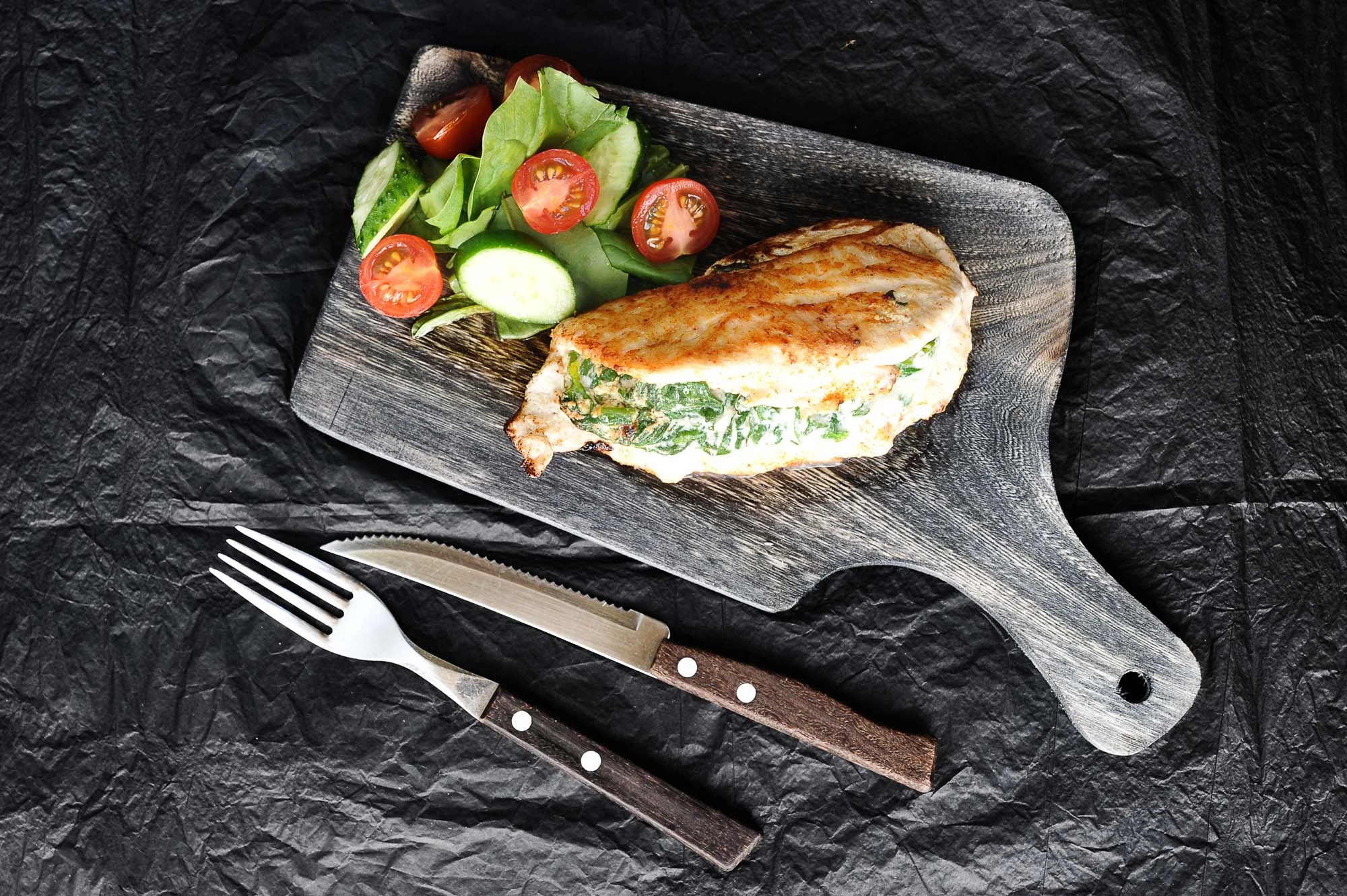 Ostefyldt kylling med løgsauce