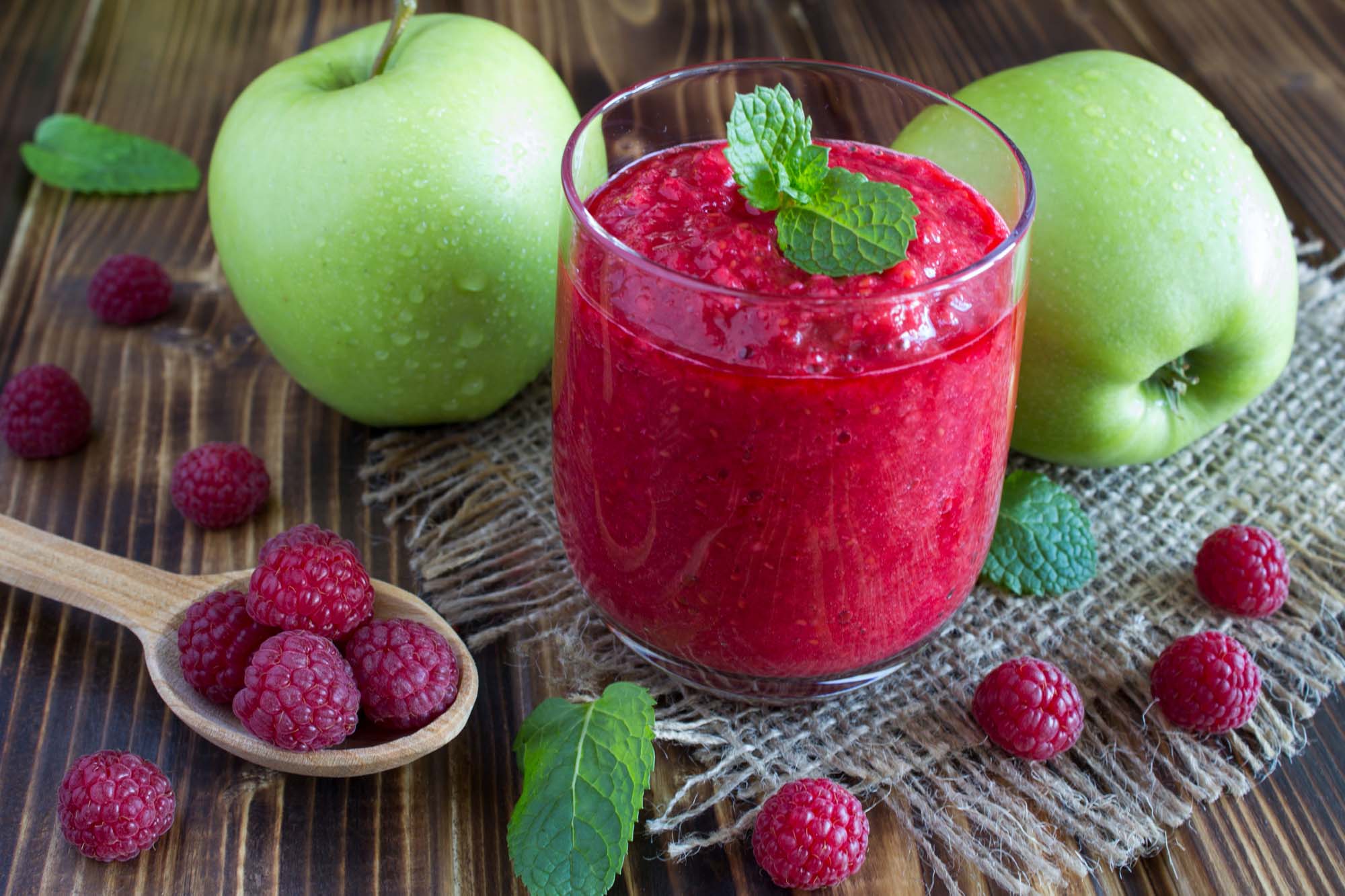 Smoothie med hindbær og æblejuice