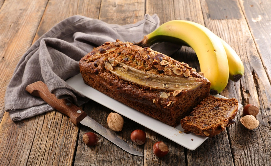 Banankage med chokolade og nødder