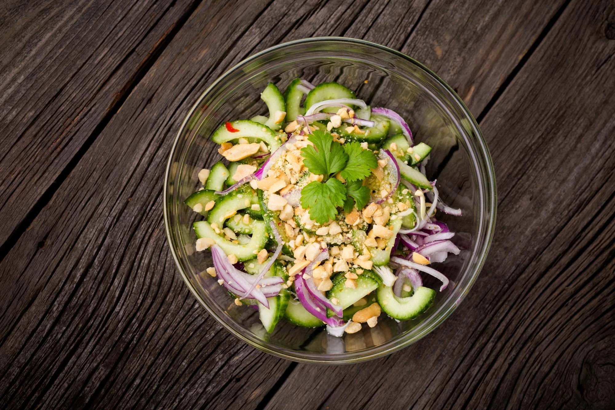 Thai agurkesalat med peanuts
