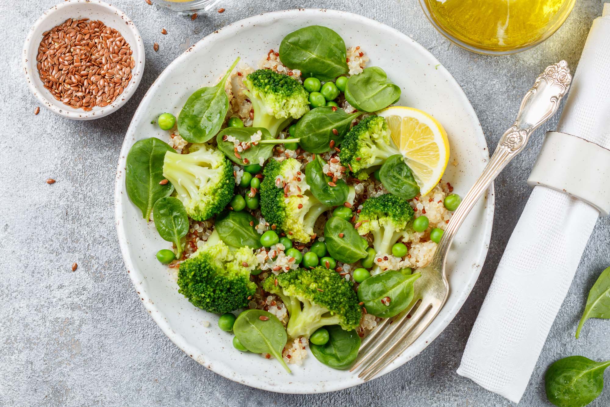 Broccolisalat med quinoa og hørfrø