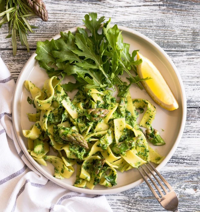 Tagliatelle med asparges, ærter, citron og spinat
