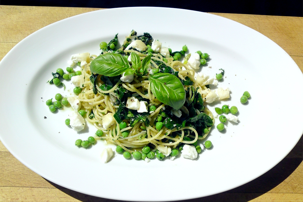Pasta med ærter, spinat og gedeost